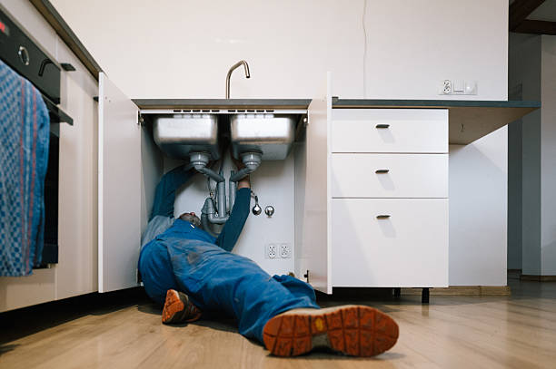 Professional Emergency Plumber technician working in Hudson, MI